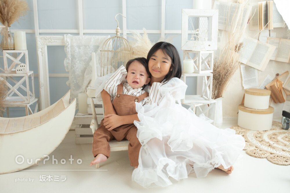 ナチュラルカラーの衣装と小物で姉弟そろって誕生日記念のスタジオ撮影