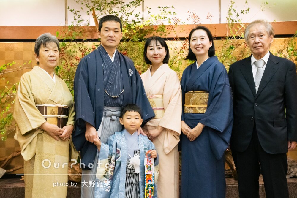 「自然な笑みを引き出して」神社で祖父母も和装で！男の子の七五三の撮影
