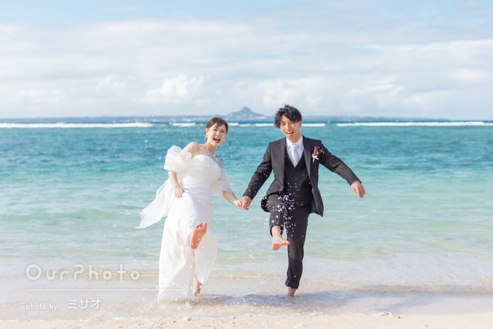 「楽しい時間」大切な思い出に沖縄の海を背景にウェディングフォトの撮影