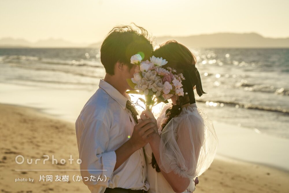 「とても楽しい時間」キラキラ輝く海をバックにウェディングフォトの撮影
