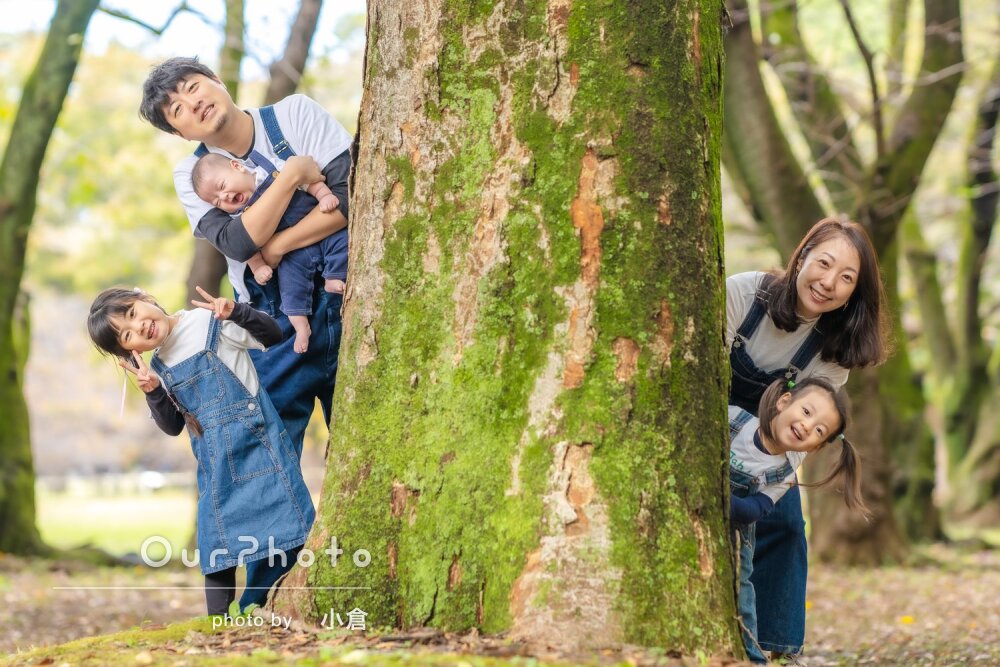 「自然な様子で撮影」リンクコーデで仲良く！公園で笑顔の家族写真の撮影