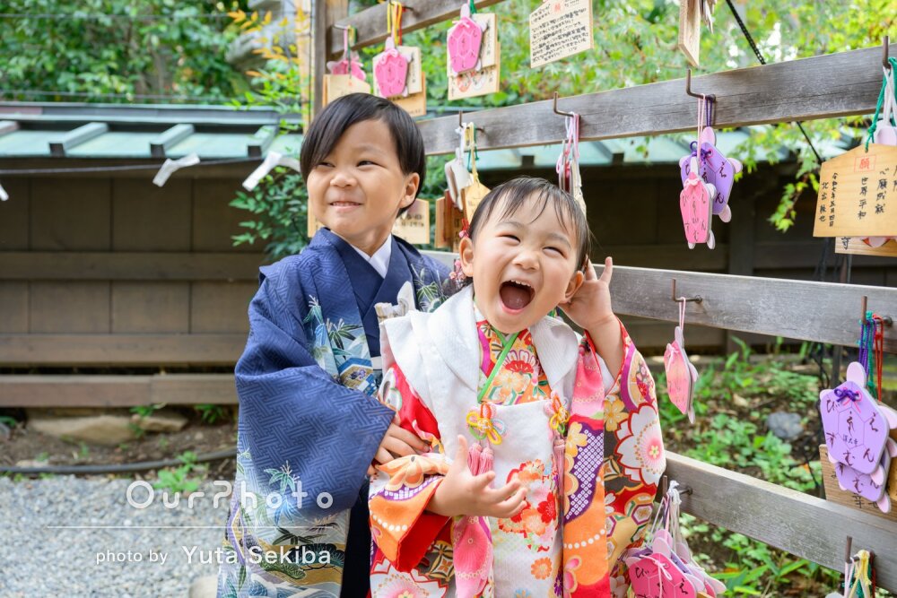 「自由すぎる2人にも笑顔で優しく」弾ける笑顔が可愛い兄妹の七五三撮影