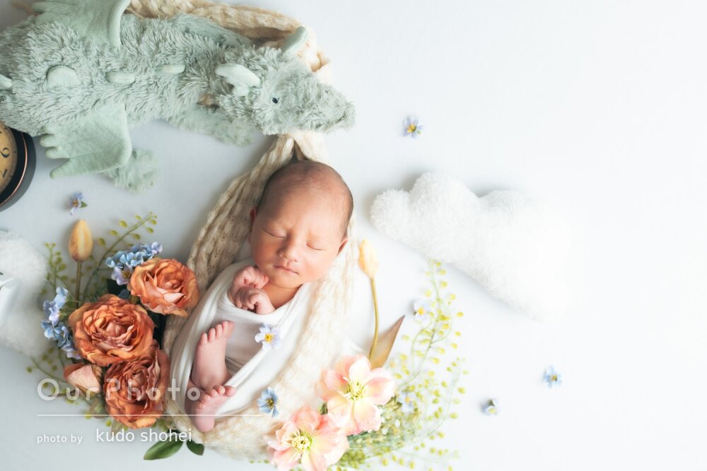「とても可愛かった」自宅でオシャレな色合いのニューボーンフォトの撮影