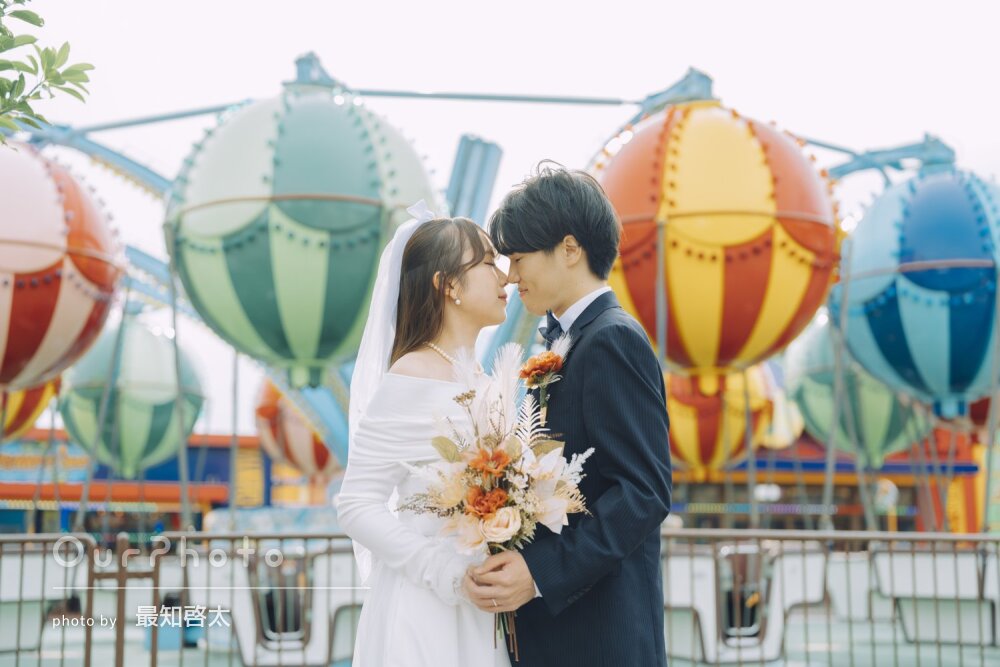 「大切な思い出」公園で美しい花々に囲まれたウェディングフォトの撮影