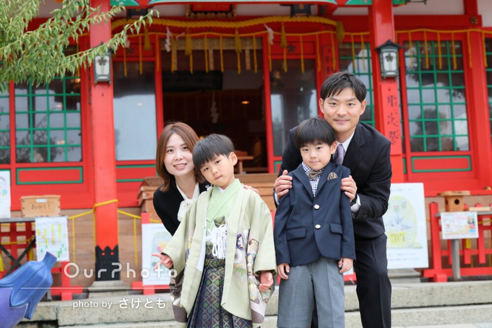 「笑顔や自然な表情の写真」薄緑色の袴姿が似合う男の子の七五三の撮影