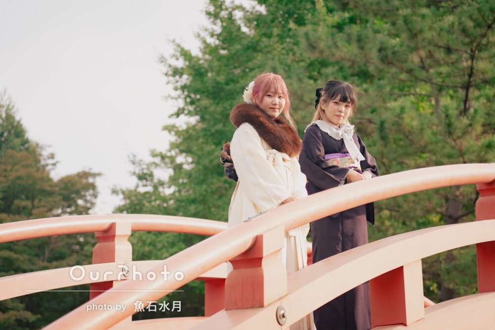 二人並んだモノトーンの晴れ着姿がおしゃれ！個性が光る成人式の撮影