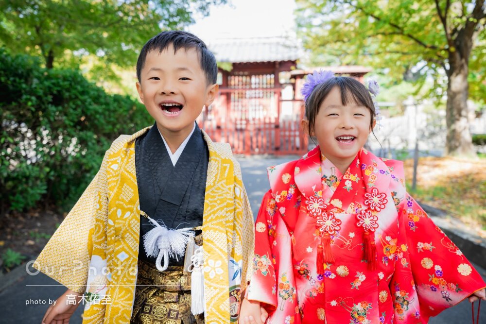 「子どもたちが目を輝かせ」兄妹のニコニコ笑顔が可愛らしい七五三の撮影