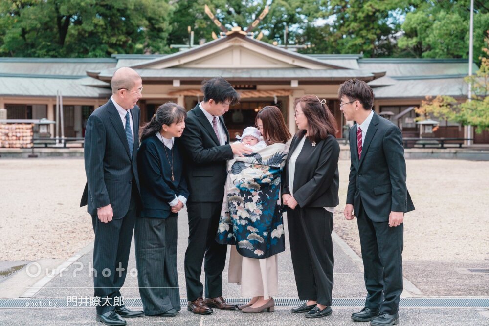 笑顔が溢れる！祖父母も一緒に緑豊かな神社で男の子のお宮参りの撮影