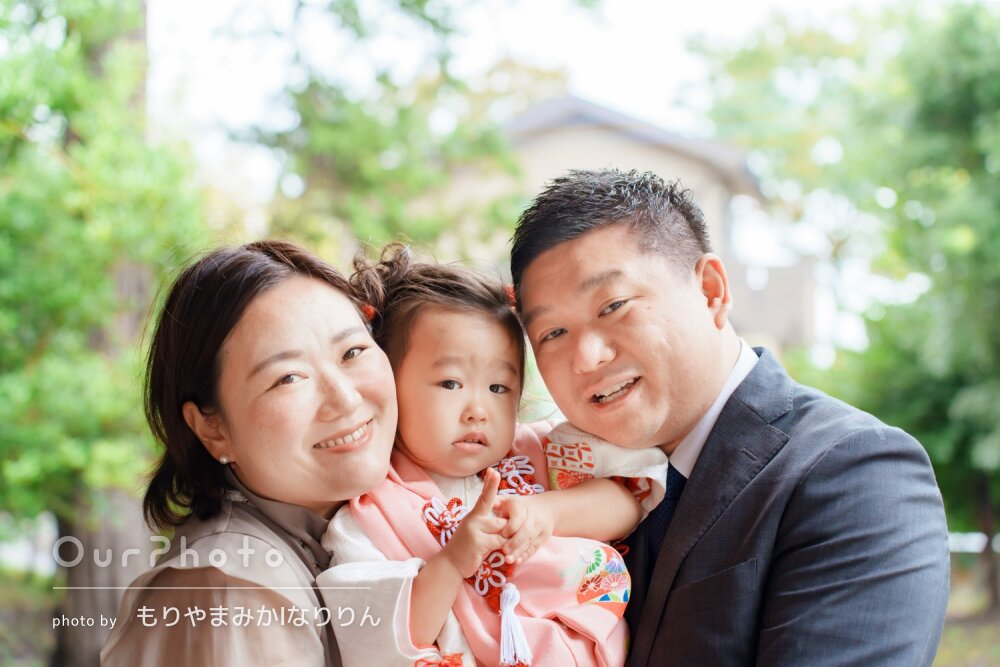 淡いピンクの被布姿がとってもかわいい女の子！神社で温かな七五三の撮影