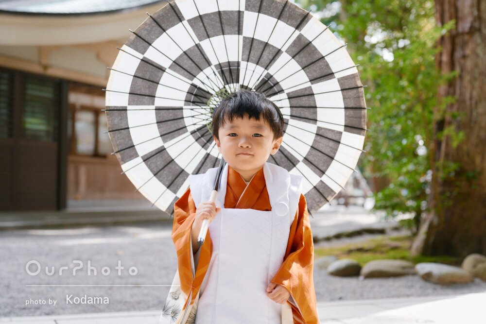 「いい思い出」白の被布姿がおしゃれ！神社で3歳男の子の七五三の撮影