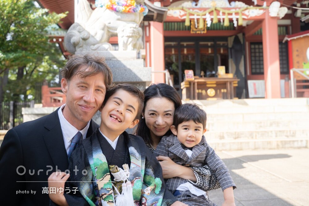 「とても素敵」照れた笑顔がカワイイ男の子！羽織袴姿で七五三の撮影