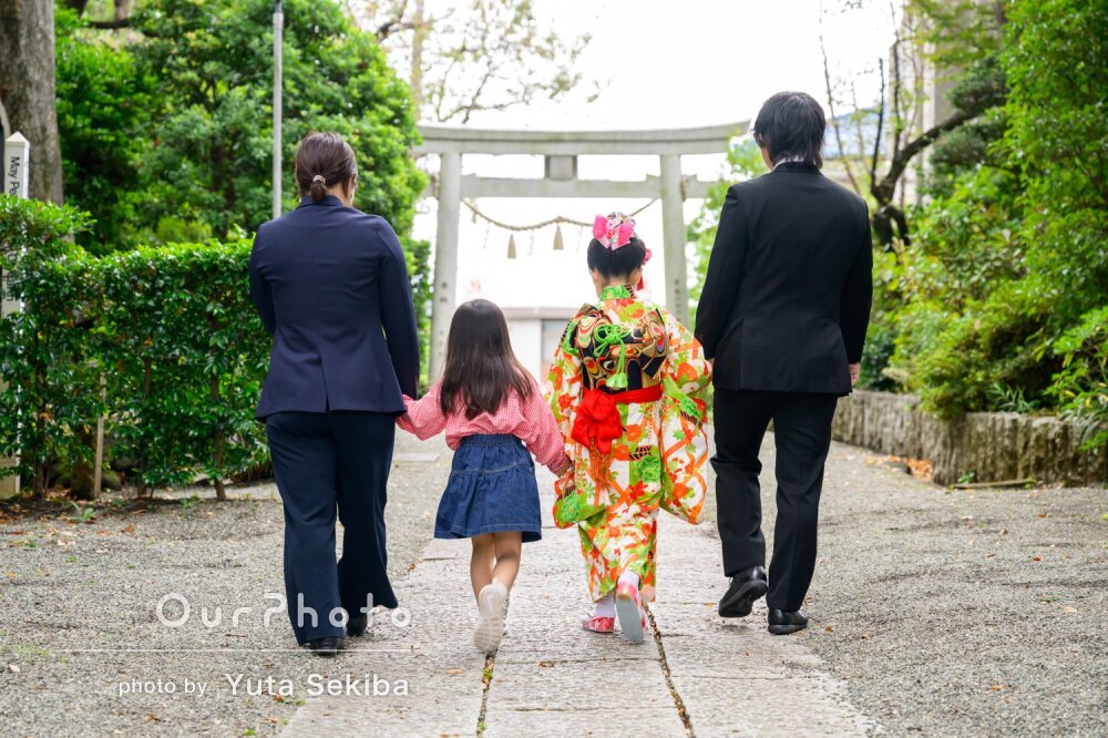 「バリエーション豊かな写真」華やかな晴れ着が境内に映える七五三の撮影