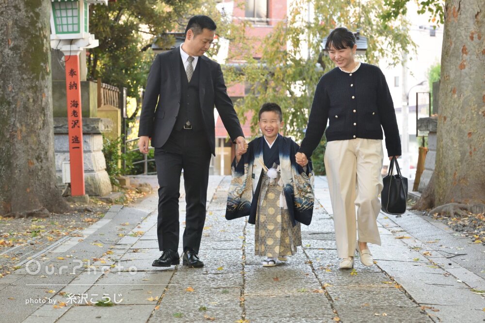 「光やその場の自然な雰囲気を活かし」嬉しそうな笑顔！袴姿で七五三撮影