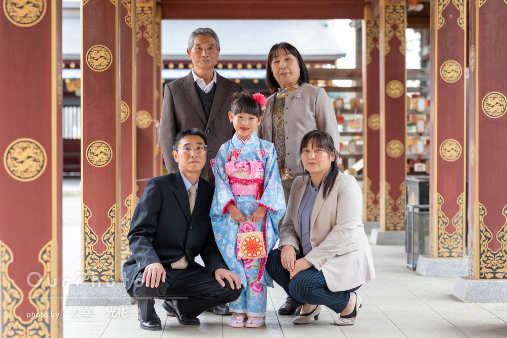 「いい感じの写真」祖父母と神社で愛らしい和装の女の子の七五三の撮影