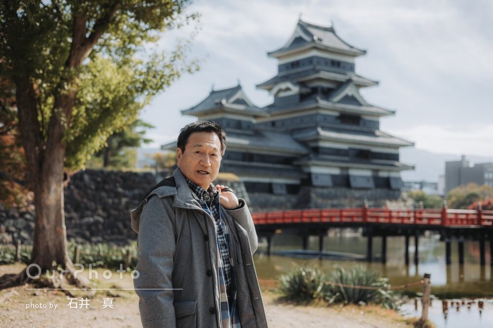 「自然な感じ」名所である壮大で優雅な城と一緒に旅行写真の撮影