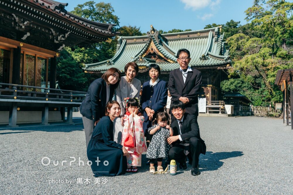 「和やかな雰囲気」赤い晴れ着姿の女の子！青空の下で七五三の撮影