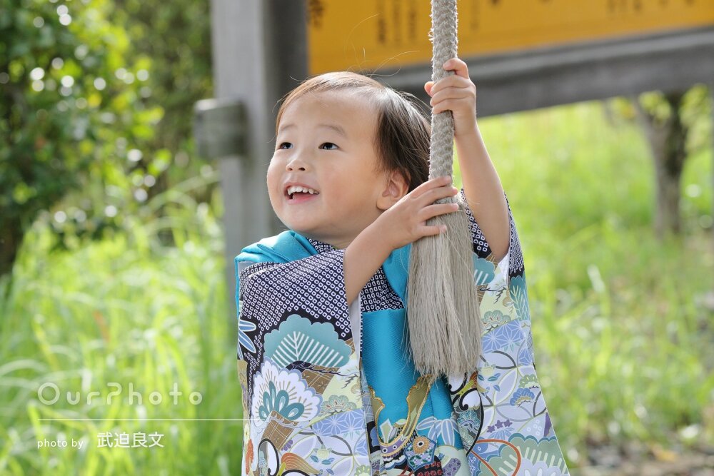「自然な笑顔や触れ合いの瞬間を」水色の被布姿で男の子の七五三の撮影