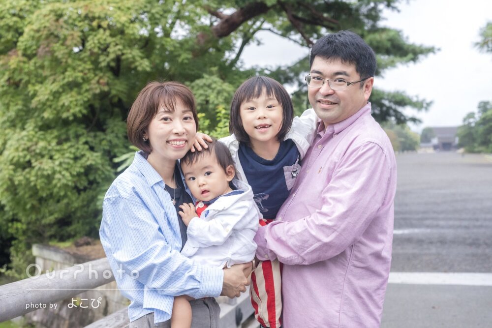 「とても良い写真」縦縞のリンクコーデもかわいい楽しげな家族写真の撮影