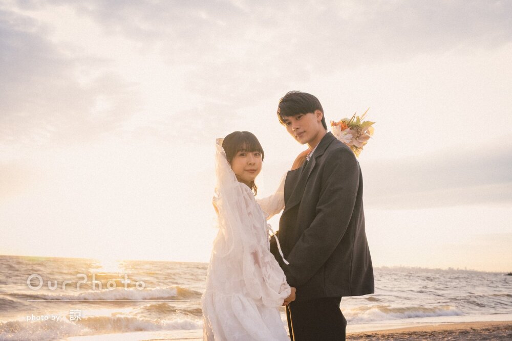 「私たちらしさを大切に切り取って」海辺でエンゲージメントフォトの撮影