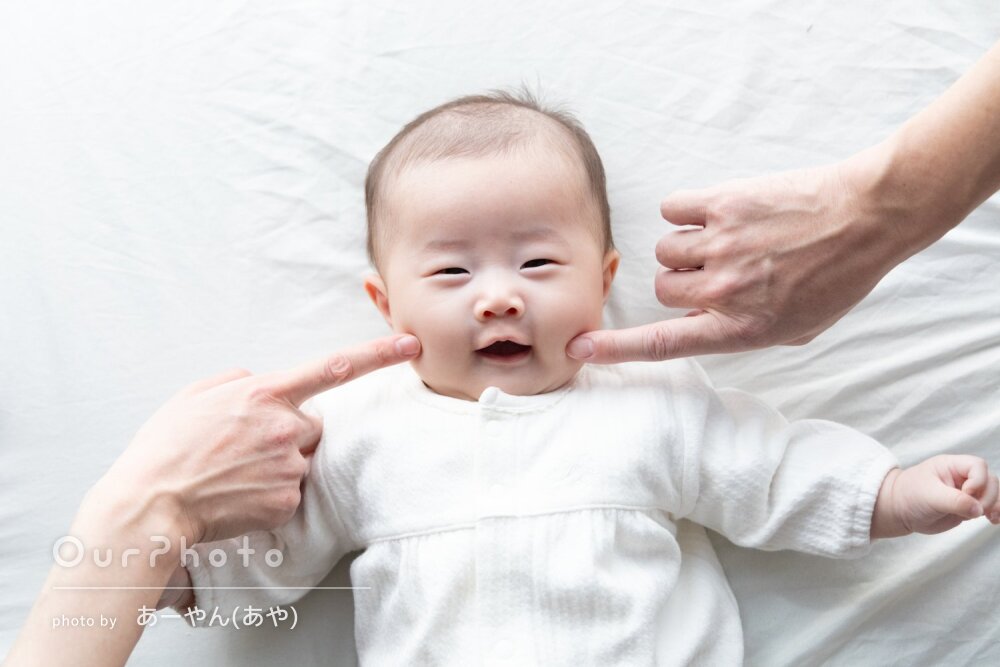 「手際良く沢山のカットを撮って」笑顔が可愛いニューボーンフォトの撮影