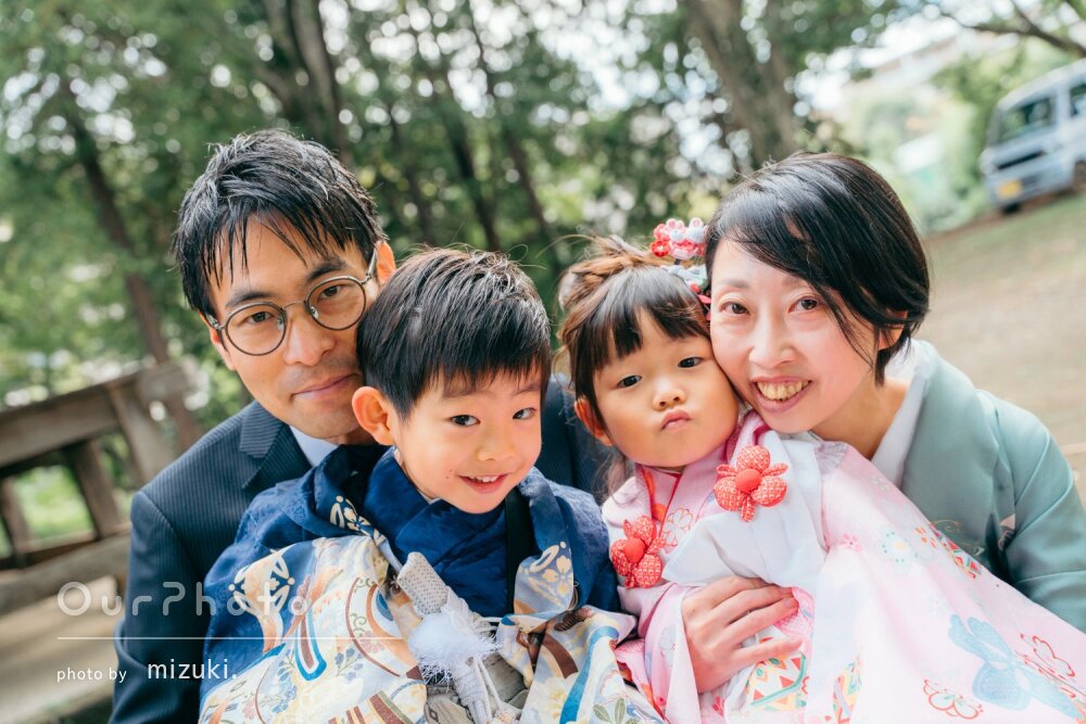 「自然な笑顔の良い写真」元気いっぱい和装の兄妹！神社で七五三の撮影