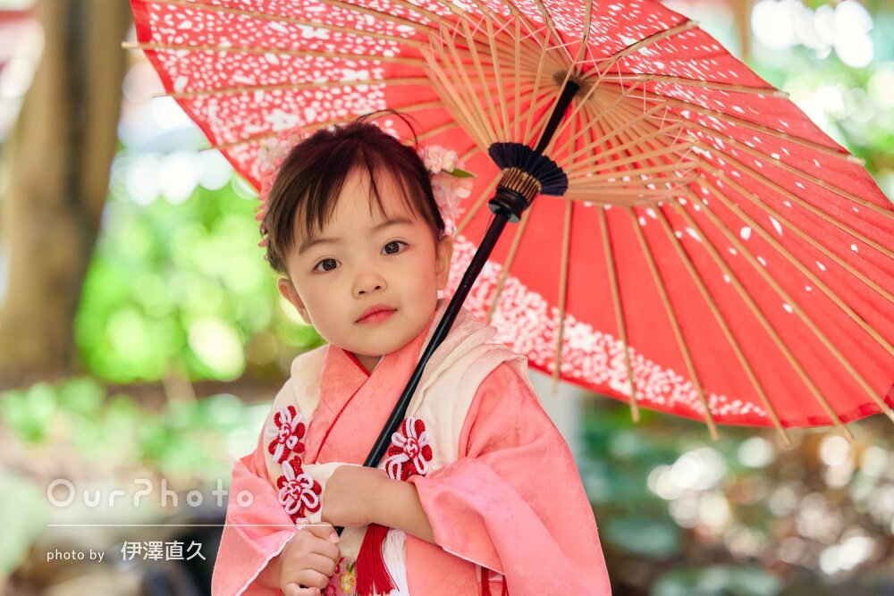 「参列者全員楽しく」ピンクの着物がお似合いな可愛い3歳の七五三の撮影
