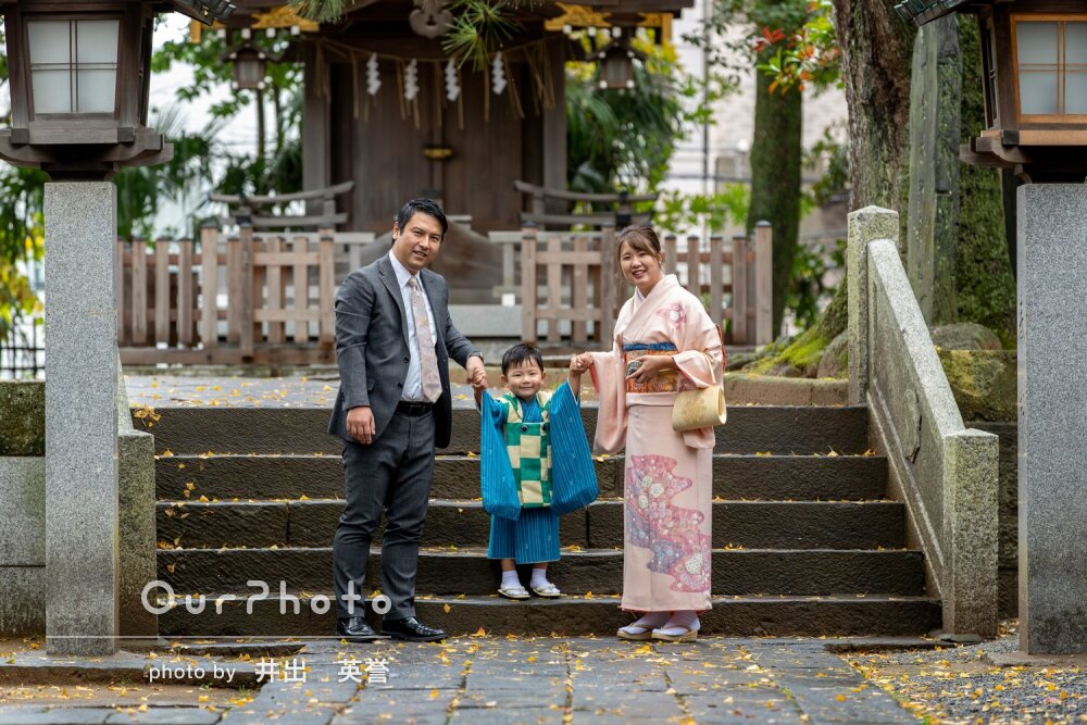 男の子の自然な笑顔がキュート！パパママと一緒に青い着物で七五三の撮影