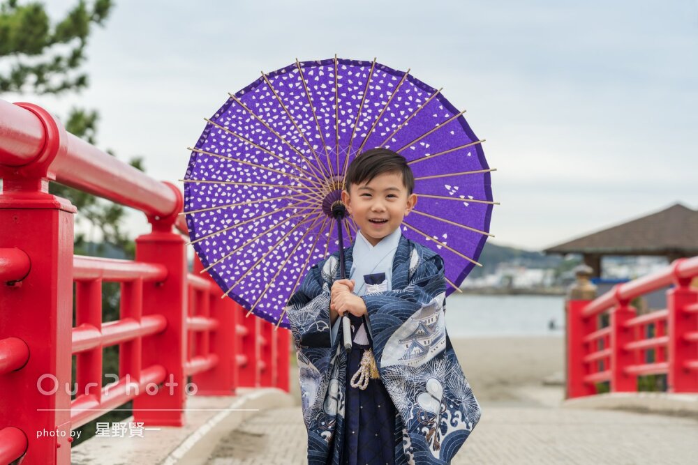 海の近くの神社でのびのびと！自然な笑顔が可愛い男の子の七五三撮影
