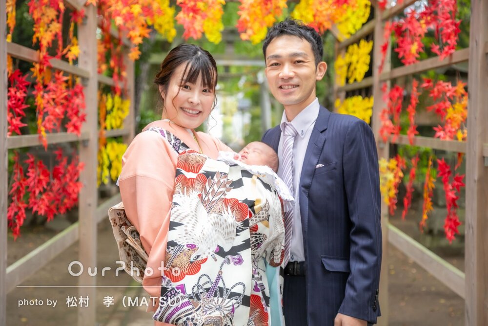 パパママの幸せな笑顔と赤ちゃんの愛らしい表情を捉えたお宮参りの撮影