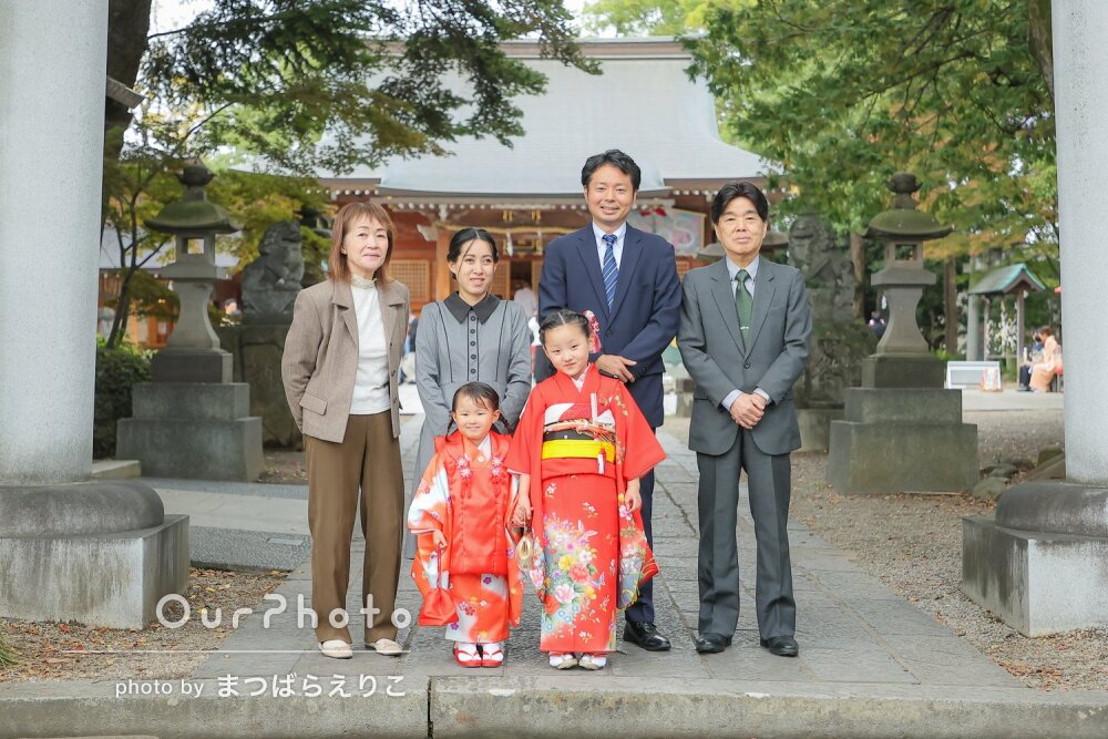 「色々な表情の写真をとって」明るい色の和装が映える姉妹七五三の撮影