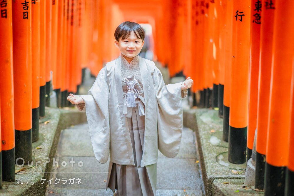 「ドラマティックな写真」神社で凛々しい袴姿の男の子の七五三の撮影