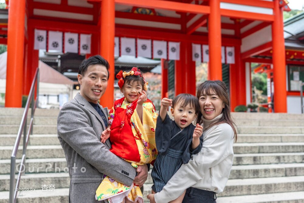 「家族の自然な笑顔を撮って」元気いっぱい！神社で女の子の七五三の撮影
