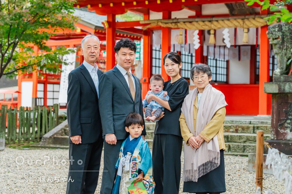「すぐ機嫌も良くなりにこにこ」神社で青い和装の男の子の七五三の撮影