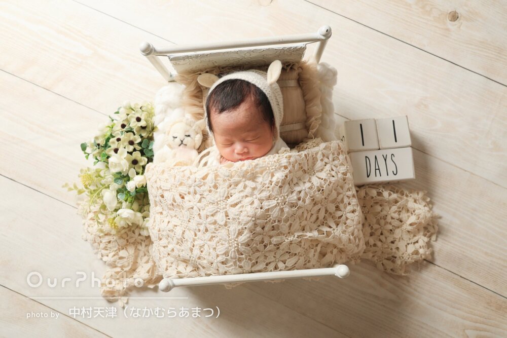 「とても素敵」愛らしい小物と一緒に自宅でニューボーンフォトの撮影