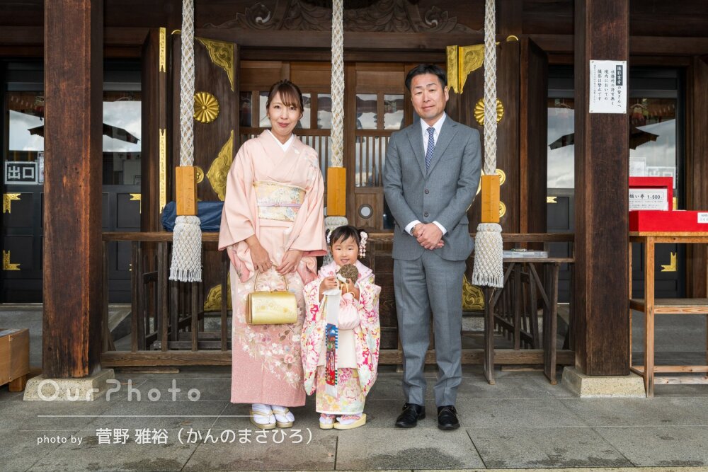 「沢山の笑顔の写真」淡い色味の晴れ着姿が可愛い3歳女の子の七五三撮影