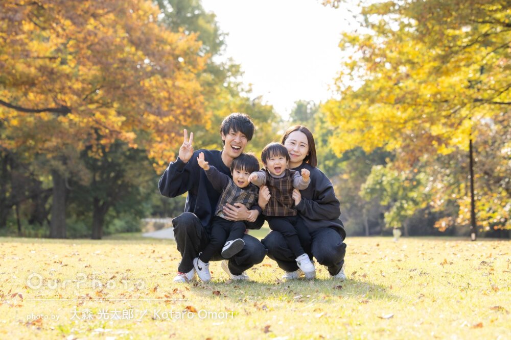 「楽しい時間」おそろいコーデが可愛い双子ちゃん！秋の家族写真の撮影
