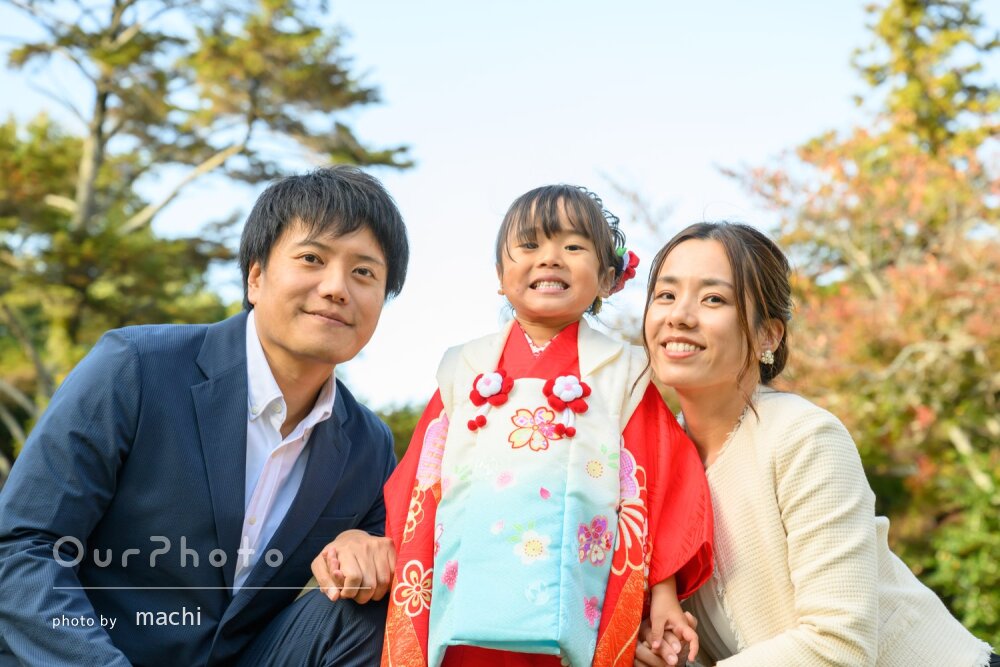 「いろんな撮影シーンを提案」紅い晴れ着姿が映えて愛らしい七五三の撮影