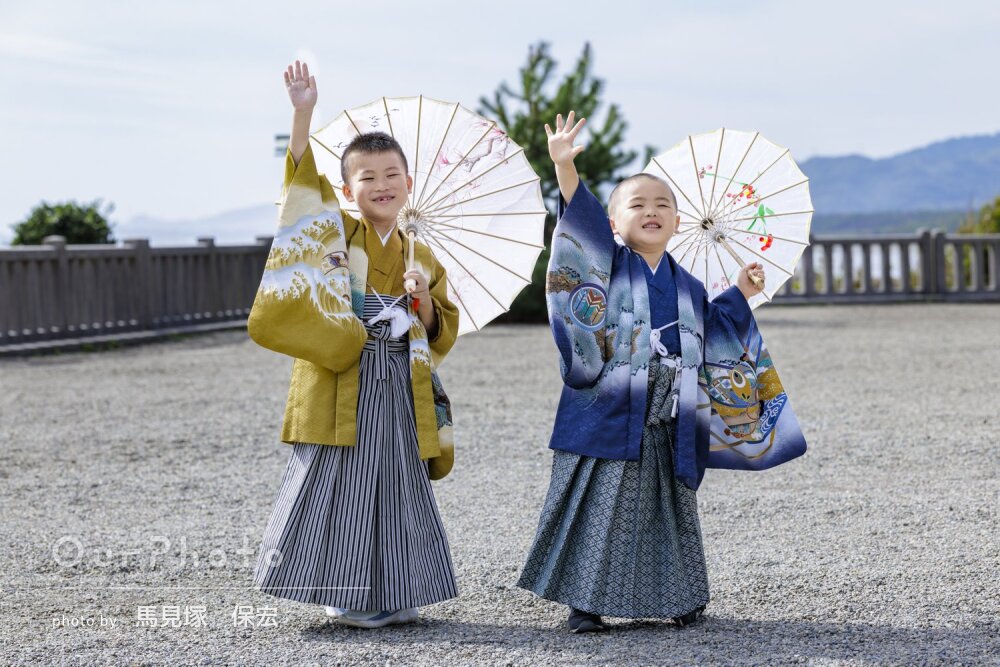 「生き生きとした子供たち」元気な兄弟の袴姿がカッコイイ七五三の撮影
