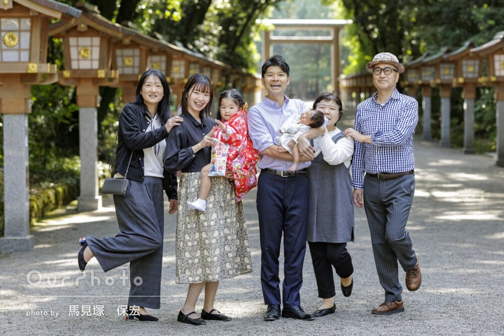 赤い被布姿が境内に映える！三世代の笑顔が温かい女の子の七五三の撮影
