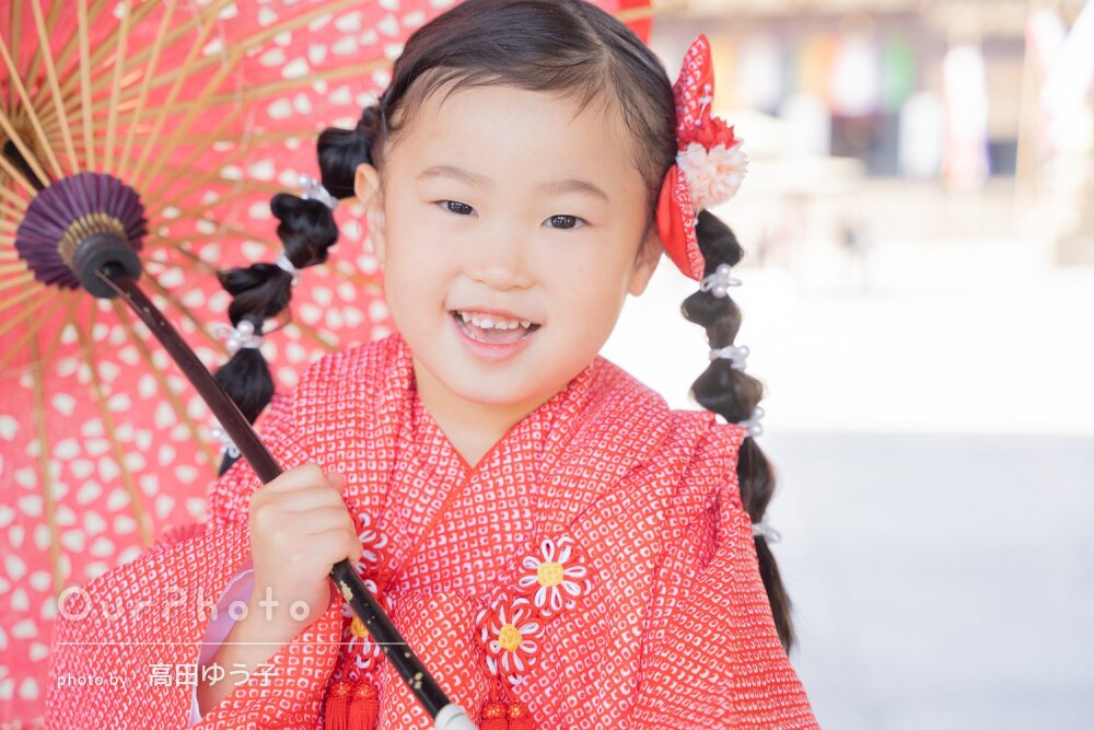 赤い着物にお洒落なヘアアレンジ！キュートな女の子の七五三の撮影