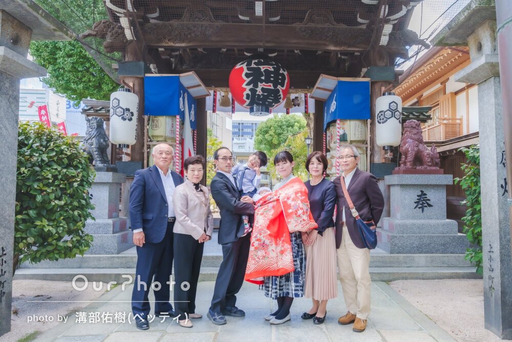 「貴重な笑顔の瞬間を逃さず」表情が可愛らしい和やかなお宮参りの撮影