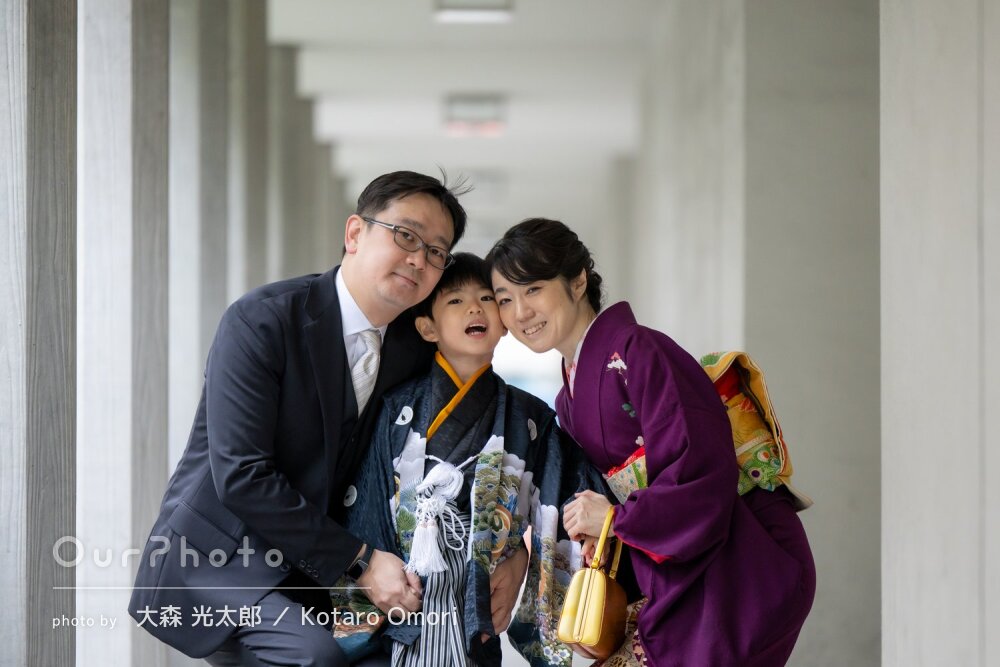 「自然体で臨むことができ」雨の日の神社で！和装の男の子の七五三の撮影