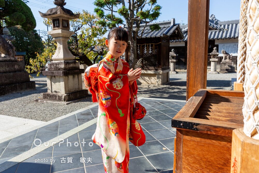 「素敵な思い出」神社に映える鮮やかな赤い和装の女の子！七五三の撮影