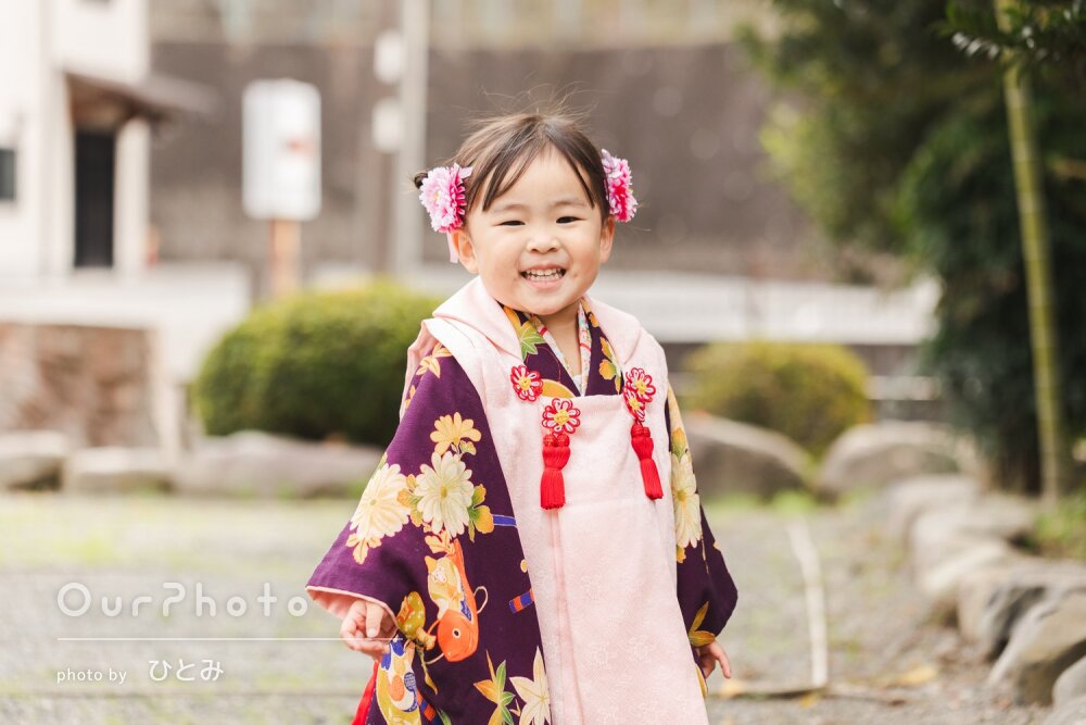 「ニコニコで」紫色の晴れ着と被布姿がとっても愛らしい七五三の撮影