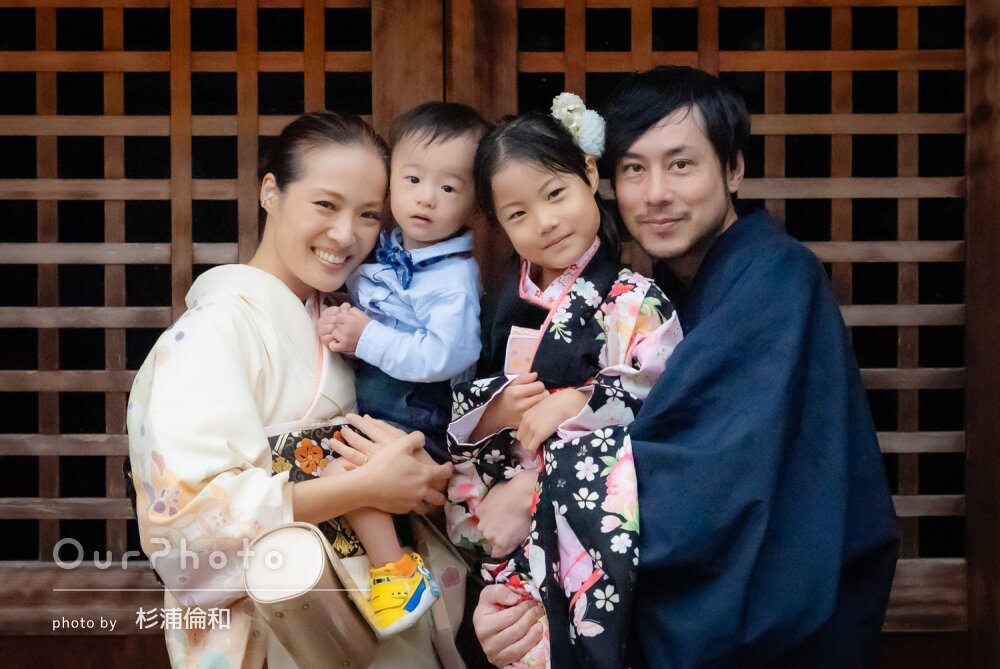 「家族皆大満足の大切な思い出」黒の晴れ着姿で女の子の七五三の撮影