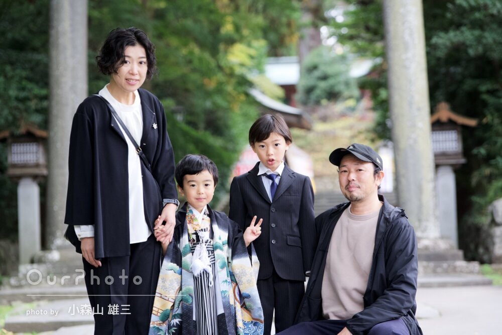 「沢山のシチュエーション」紅葉美しい神社で和装の男の子の七五三の撮影