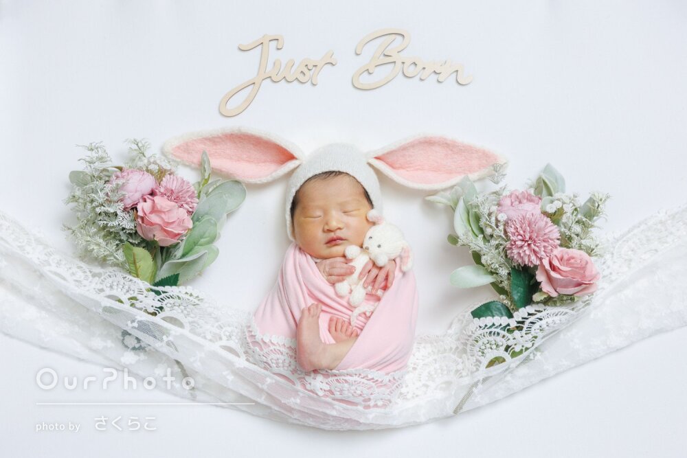 「和やかなムード」ピンク色のブーケと可愛いニューボーンフォトの撮影