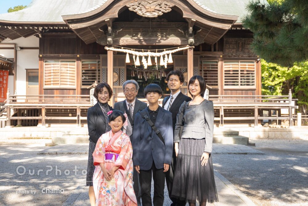 「娘も楽しく」ナチュラルな表情が素敵！秋らしい神社で七五三の撮影