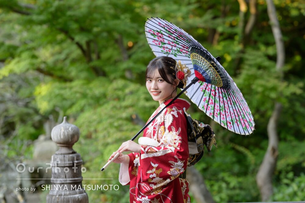 「幸せな時間と体験に感謝」境内に映える赤い振り袖姿で成人式前撮り撮影