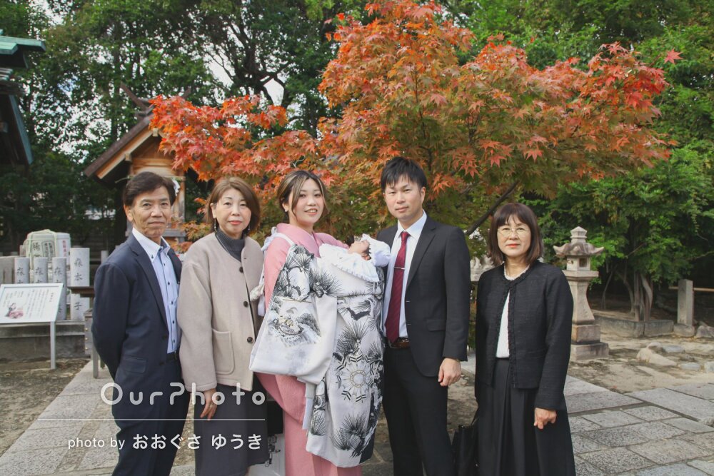 「やっぱり行事の写真はプロに頼むべき」紅葉をバックにお宮参りの撮影